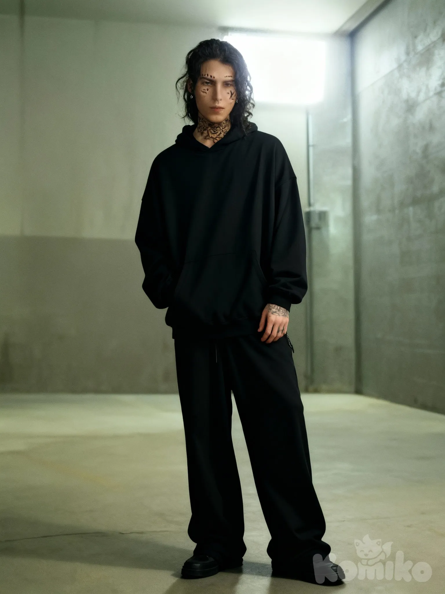 personaje masculino cuerpo completo, estilo urbano, hoodie negro, estética trap/rock, minimalista, oscuro, mirada intensa”