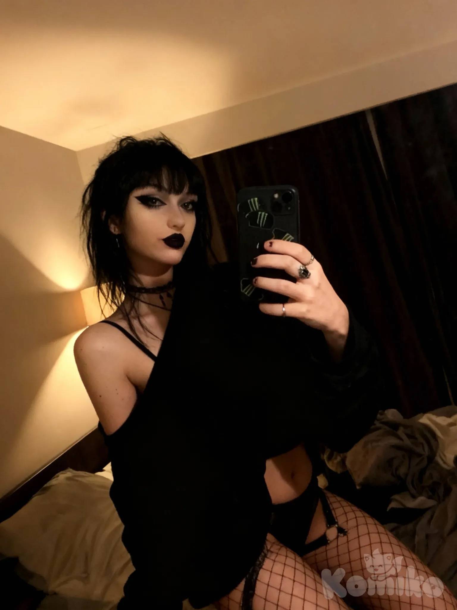 18+, Foto estilo amador para OnlyFans, estética gótica moderna. Mulher adulta (18+), sozinha, em um quarto simples com atmosfera sombria. Iluminação baixa e quente, vinda de um abajur ou luz lateral, criando sombras suaves.
Aparência gótica discreta: cabelo escuro ou preto, maquiagem pesada nos olhos (delineado marcado, sombra escura), batom vinho ou preto. Roupa íntima ou roupa casual gótica, como top preto, lingerie simples, camiseta oversized preta caindo de um ombro, meia arrastão sutil.
Foto parece tirada com celular comum, leve granulação, ângulo imperfeito, como uma selfie íntima e espontânea. Expressão provocante e confiante, olhar direto para a câmera, sem pose profissional.
Ambiente realista: cama desarrumada, cortina escura, paredes simples. Pele com textura natural, pequenas imperfeições visíveis.
Clima íntimo, alternativo e autêntico, estética underground, zero glamour de estúdio, zero pornografia explícita. Sensação de exclusividade, como uma foto privada compartilhada apenas com quem “merece”. 9f3c74d9-8dac-462d-9381-5c72e91e706f, generated-image