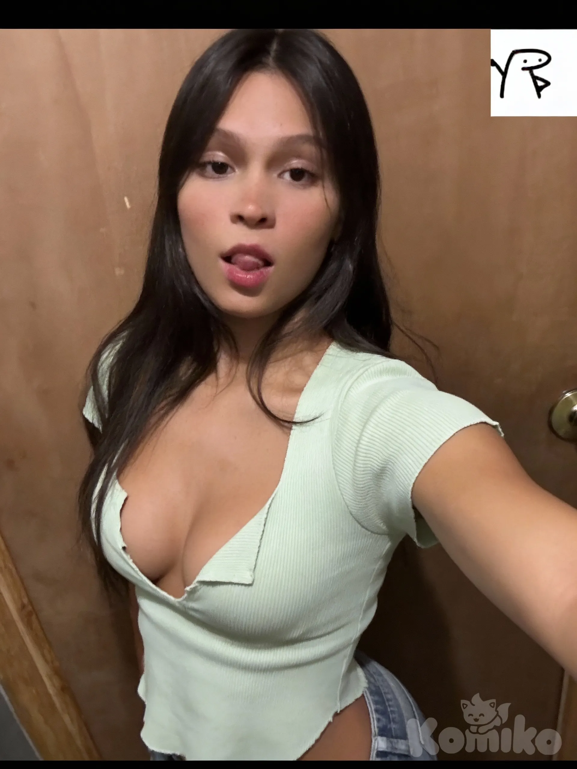 Que se rompa la camisa y se le vean las tetas