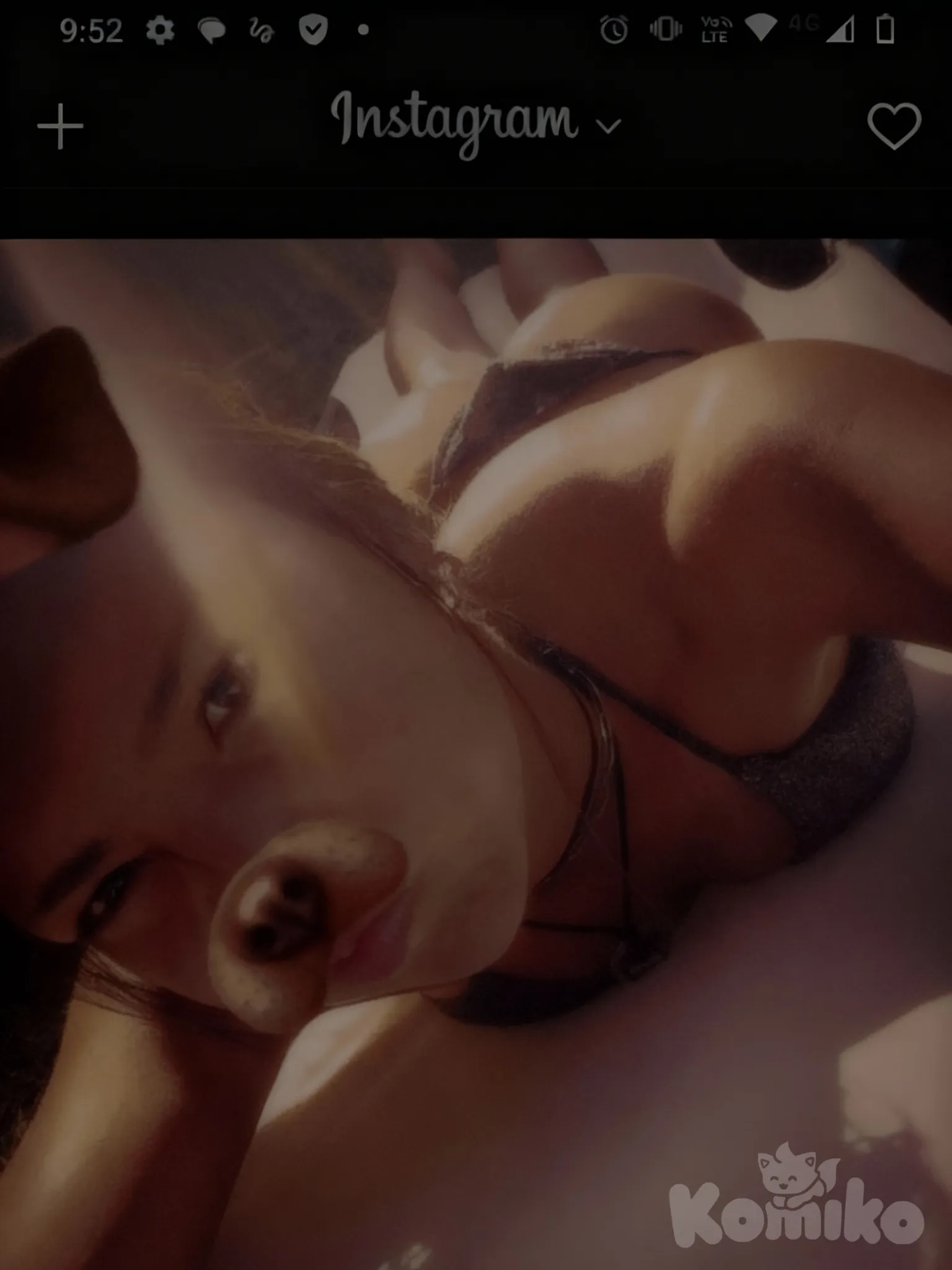 Haz que la imagen tenga menos brillo y desnuda a la chica, pero que siga en la misma pose