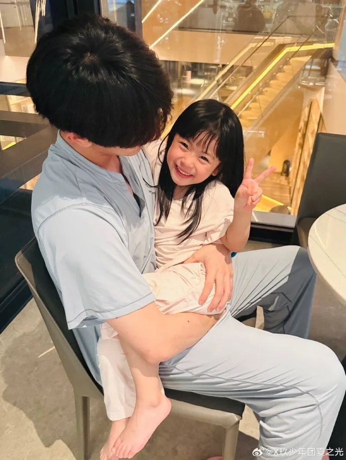 A small, harmonious family . 