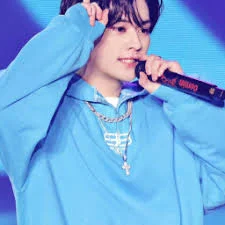 LEE KNOW MY BABYYYY >v<