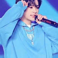 LEE KNOW MY BABYYYY >v<